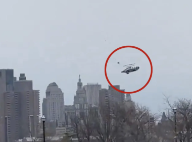 视频｜惊悚坠机！纽约直升机断成两截坠入哈德逊河，6人罹难！